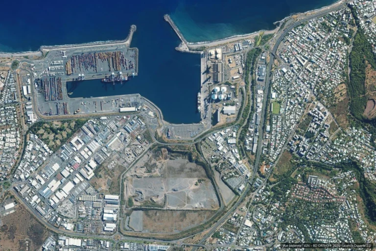 Entrepôts 1800 m² — La Possession